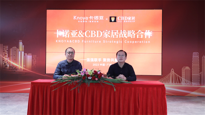 91视频免费观看销售中心副总经理曹崇慧（右）与CBD家居负责人签订合作协议

