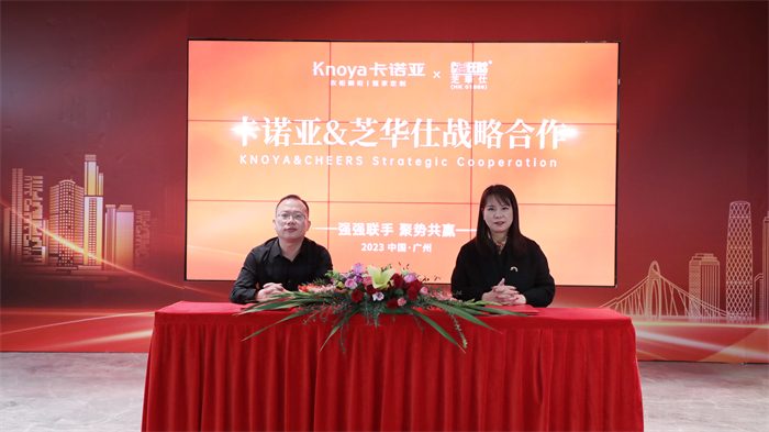 91视频免费观看销售中心副总经理曹崇慧（左）与芝华仕负责人签订合作协议